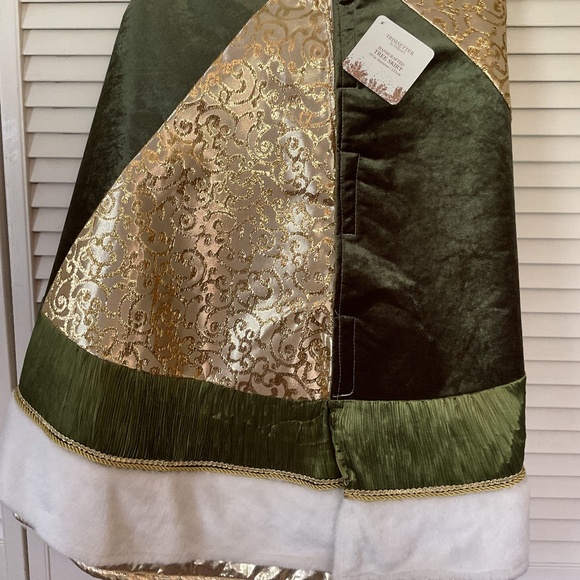 Christmas Tree Skirt - Picture 1 of 5